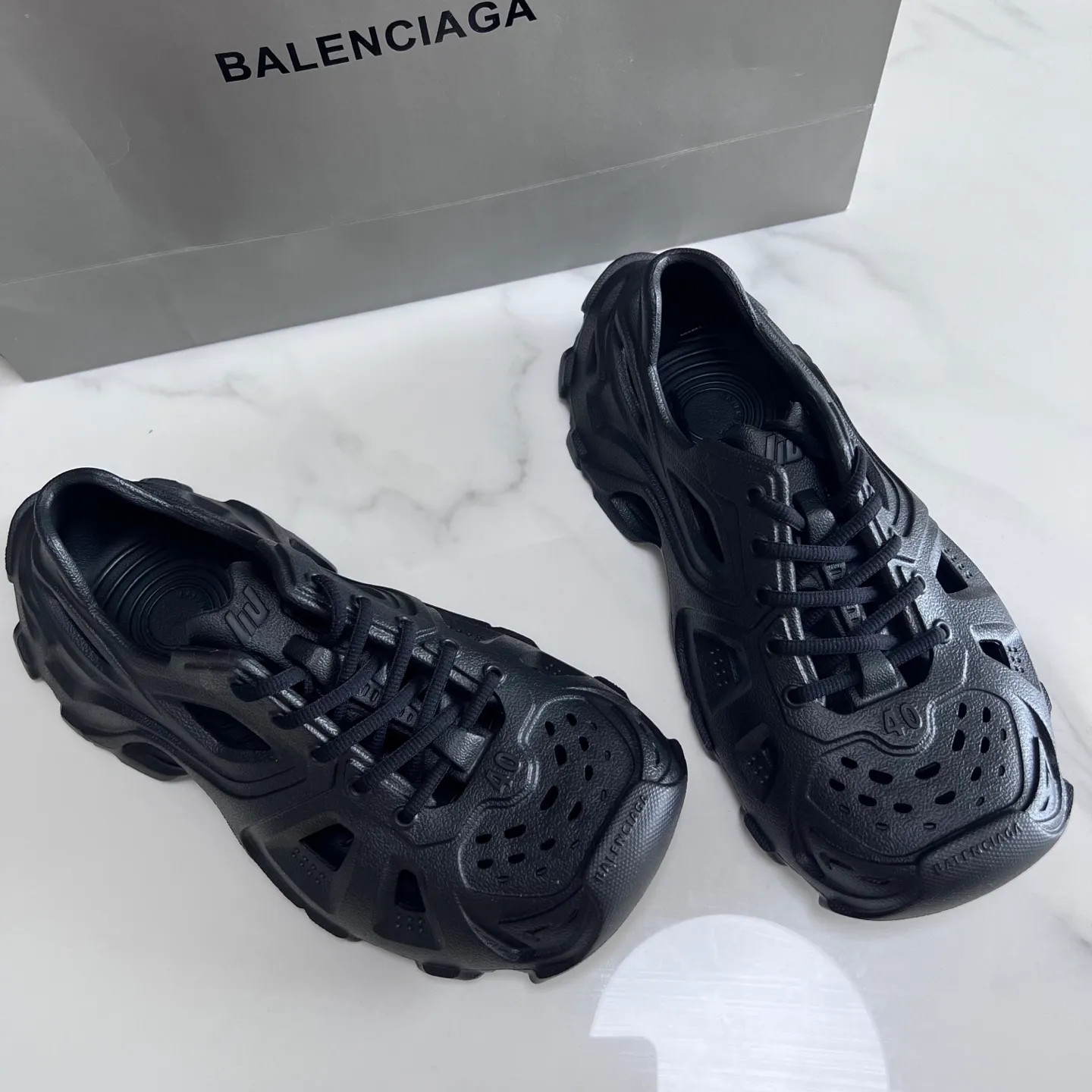 👟👟Ex-factory price 380👟👟 Balenciaga must-have beach shoes for summer: Men's and women's shoes are made of ultra-light 95% (injection molding) EVA plastic, 5% foam plastic foam cushioning material #Ultra-lightweight one-piece foam shoe mold ❗ New summer product, French high-end luxury brand - Balenciaga BALENCIAGA 3XL Rubber Low Top Sneakers 3XL version series summer beach wading versatile trendy lace-up casual sports hole sandals. Size: 35-46